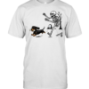Dachshund Stealing Bone From Skeleton Cute Halloween  Classic Men's T-shirt