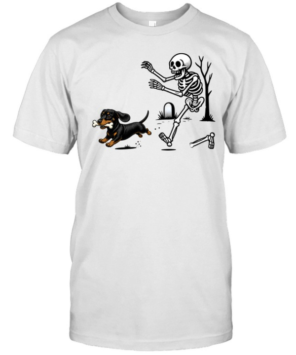 Dachshund Stealing Bone From Skeleton Cute Halloween Classic Men's T-shirt
